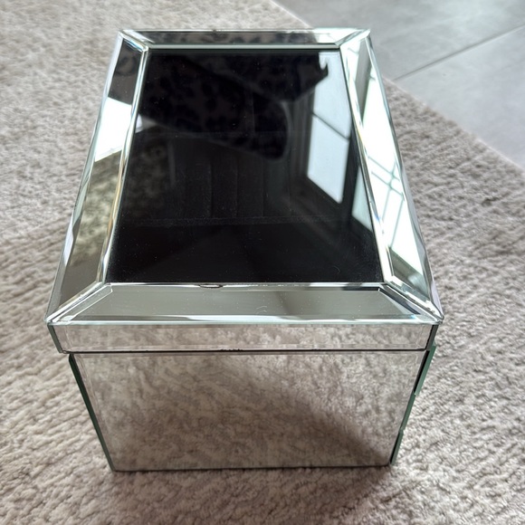 Tahari 2-Drawer, See-Thru Top, 24 Rings, 3 Top Compartment, Mirrored Jewelry Box - Picture 9 of 16